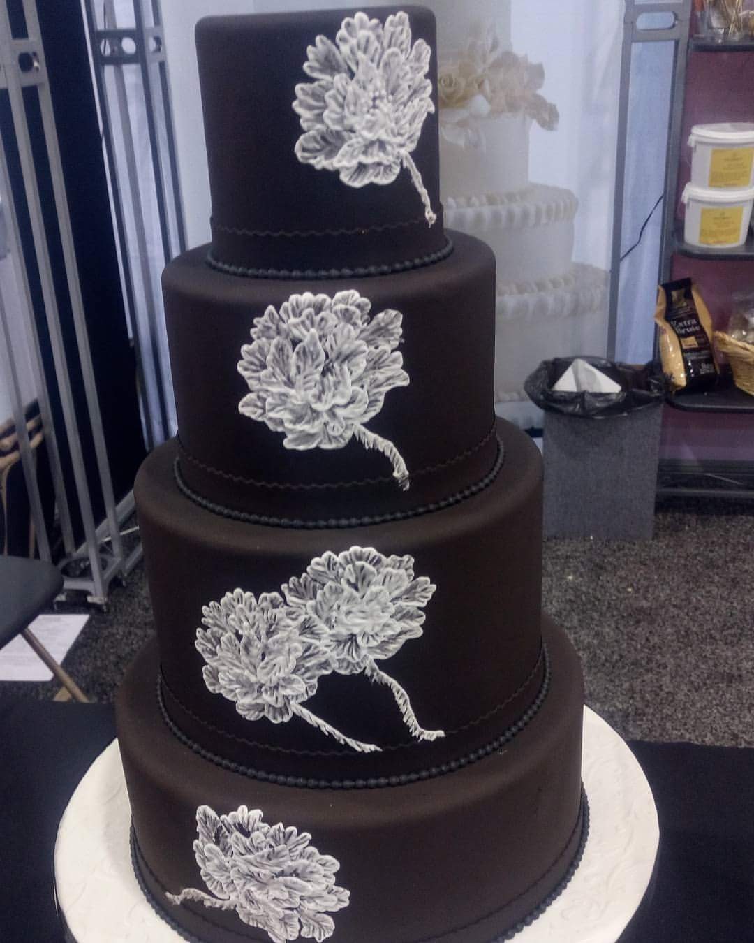 Black and white wedding cake 